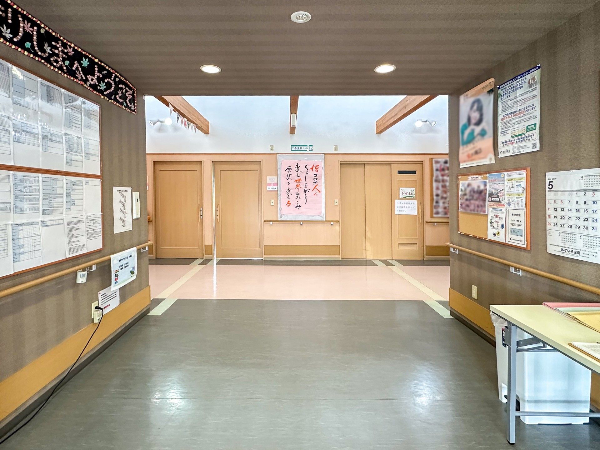 掲示物が並ぶ廊下