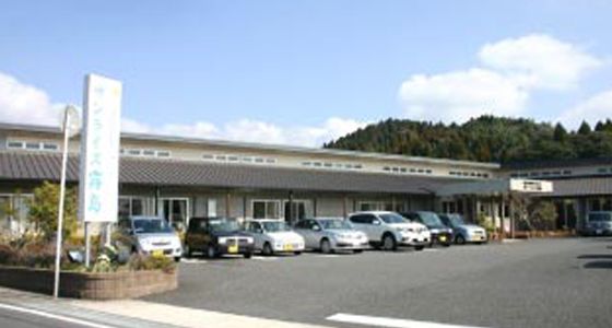 広々とした駐車場のある建物