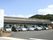 広々とした駐車場のある建物