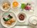 食事は１人ずつトレーで提供され、入居者様がそれぞれのペースで楽しみながら食べていただけるようにしている。