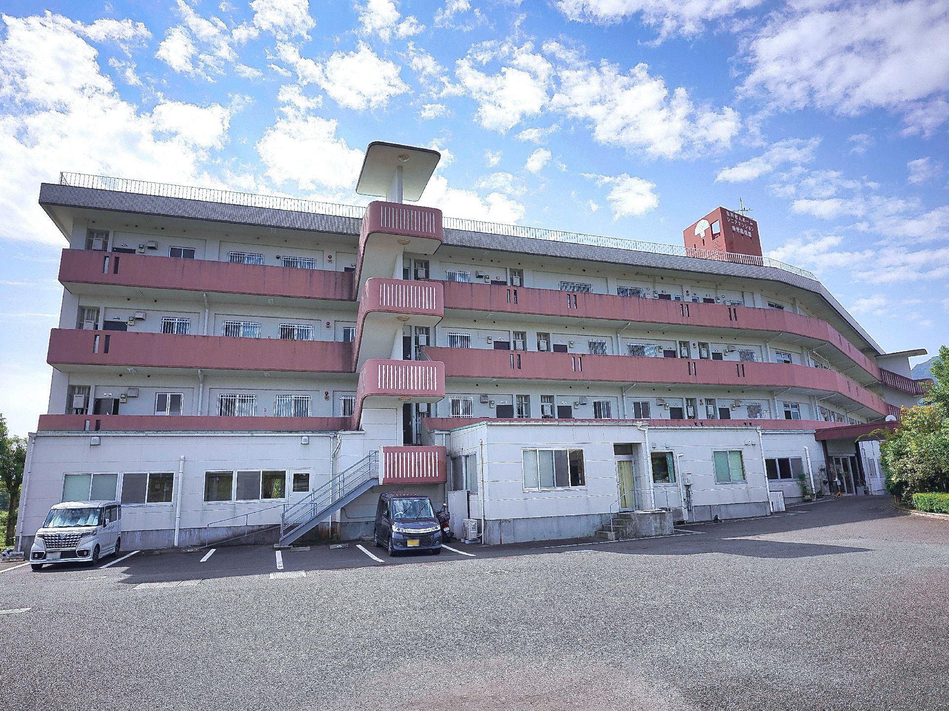 ４階建ての段差が極力排除された介護施設の外観
