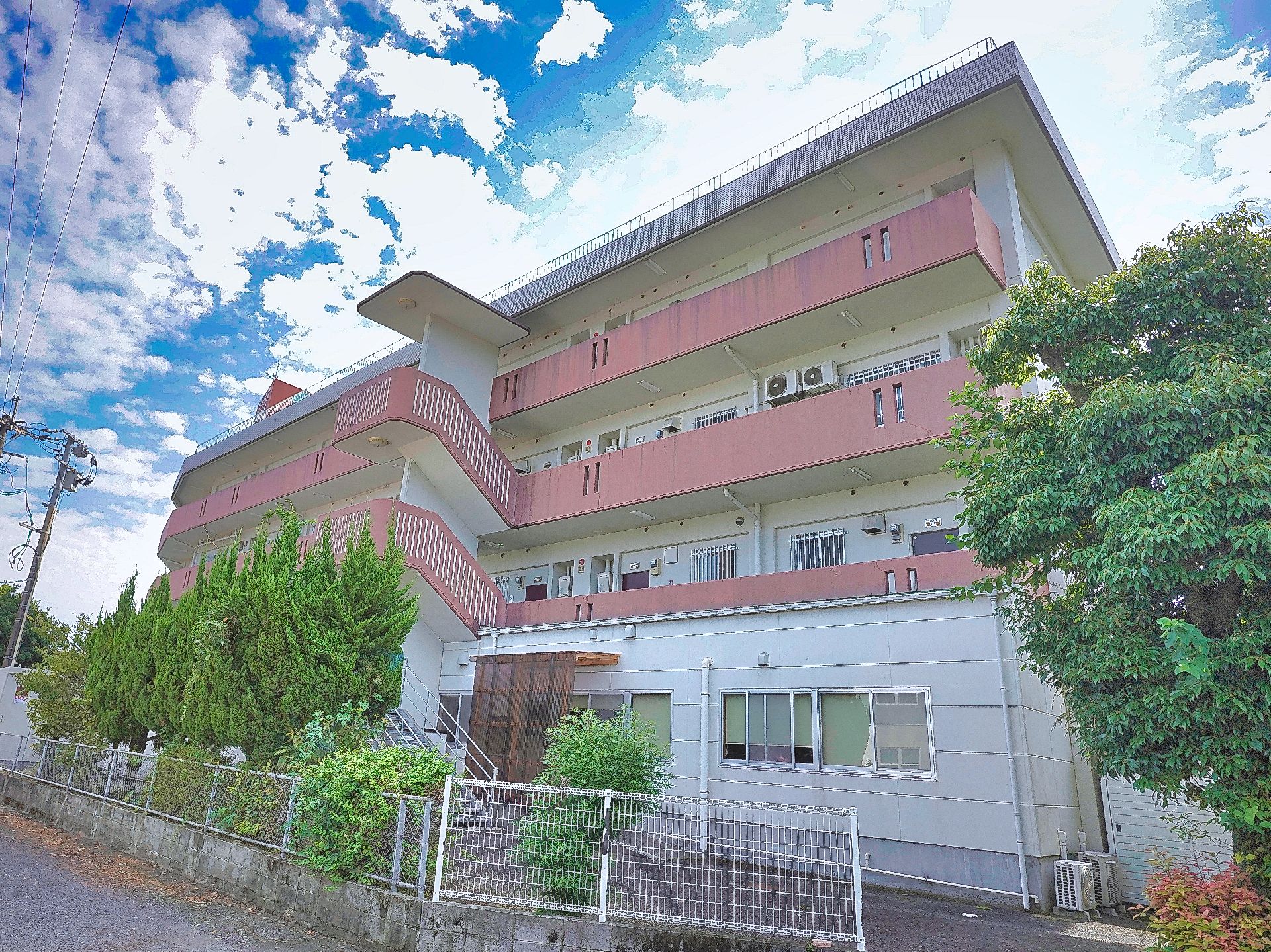マンションのような形をしている介護施設の外観