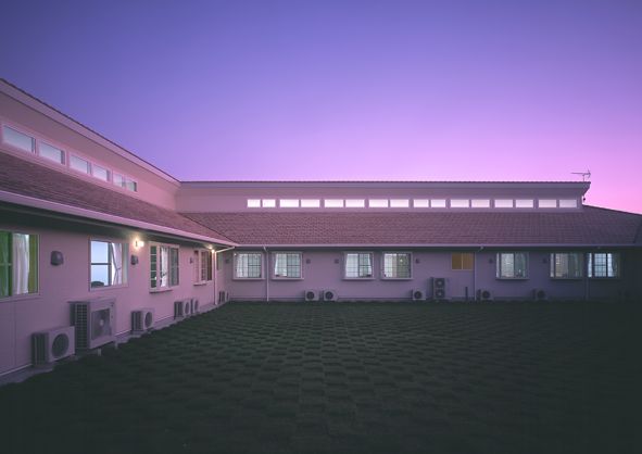 夕暮れ時の穏やかな外観