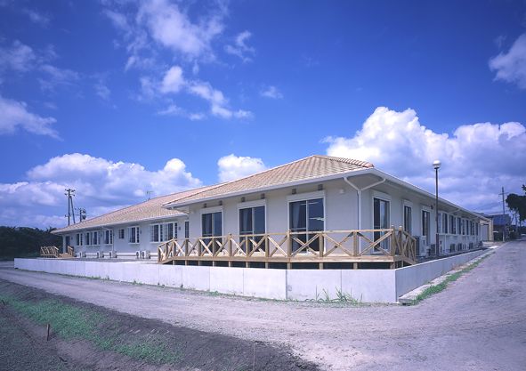 平屋建ての温かみのある施設外観
