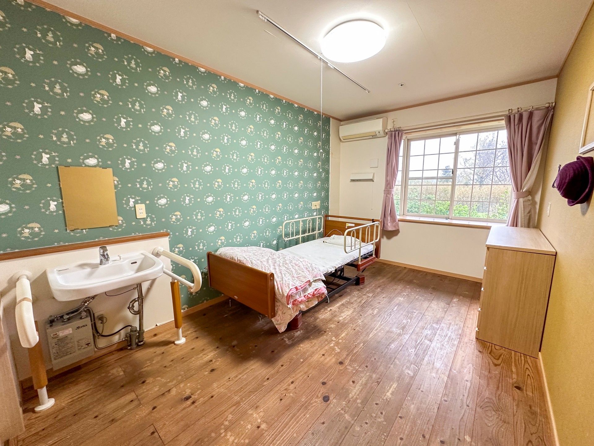 真剣な表情で話しているエプロンを付けた若い女性スタッフとカーディガンを着た高齢女性。