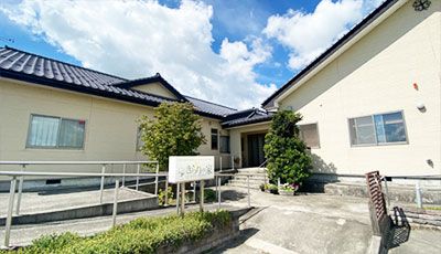 明るい日差しの玄関前