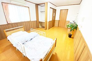 明るい個室の寝室