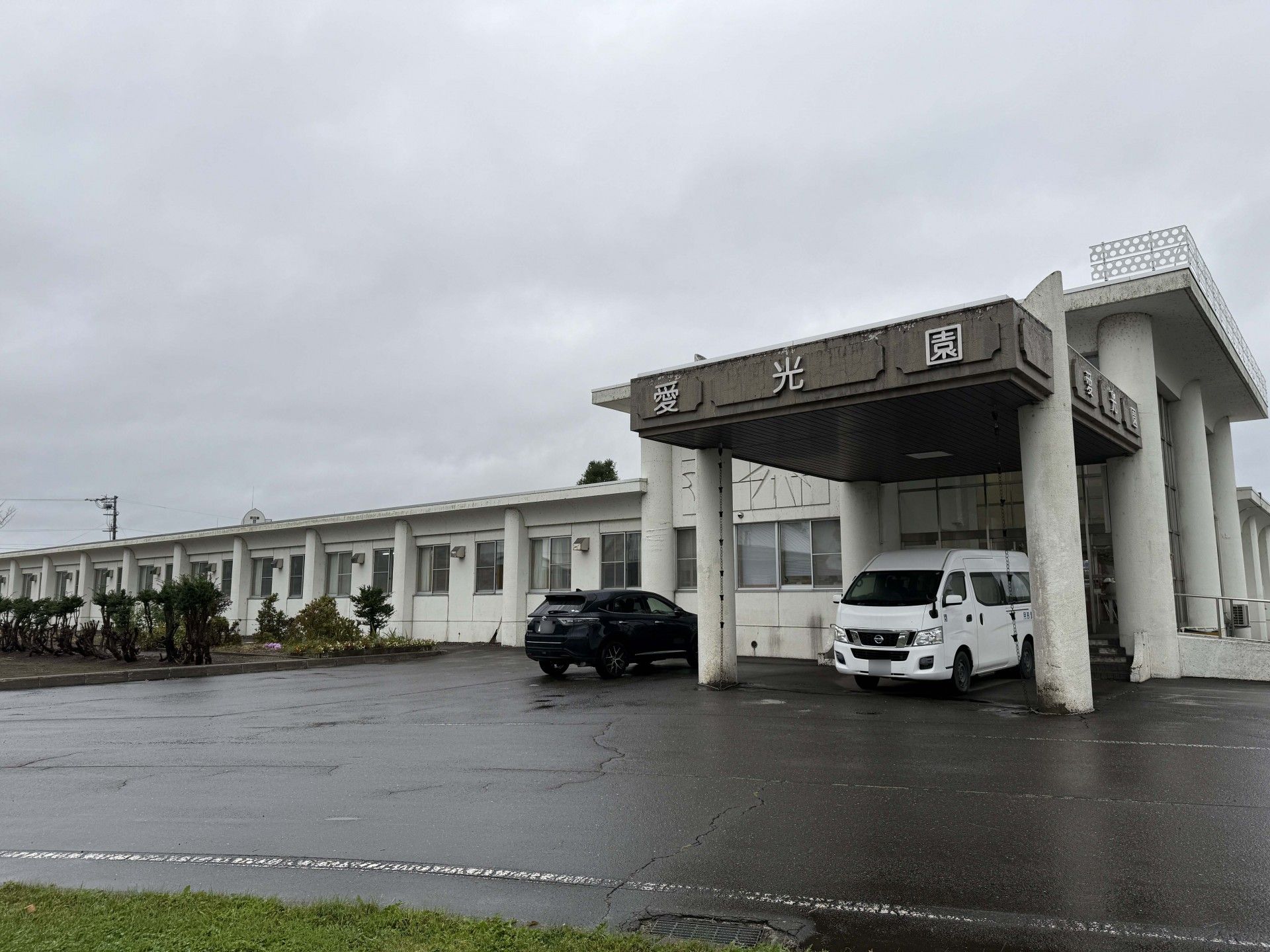 建物の正面玄関