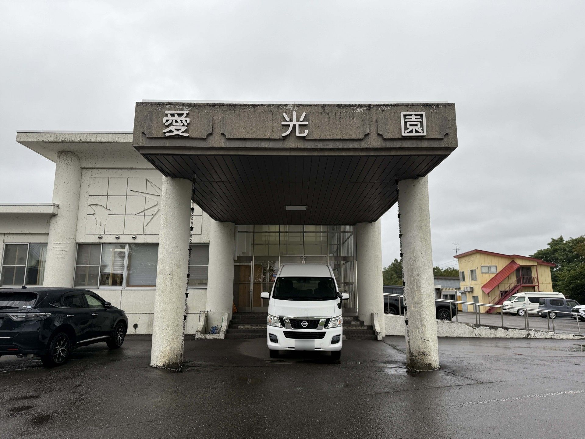 エントランスの車寄せ