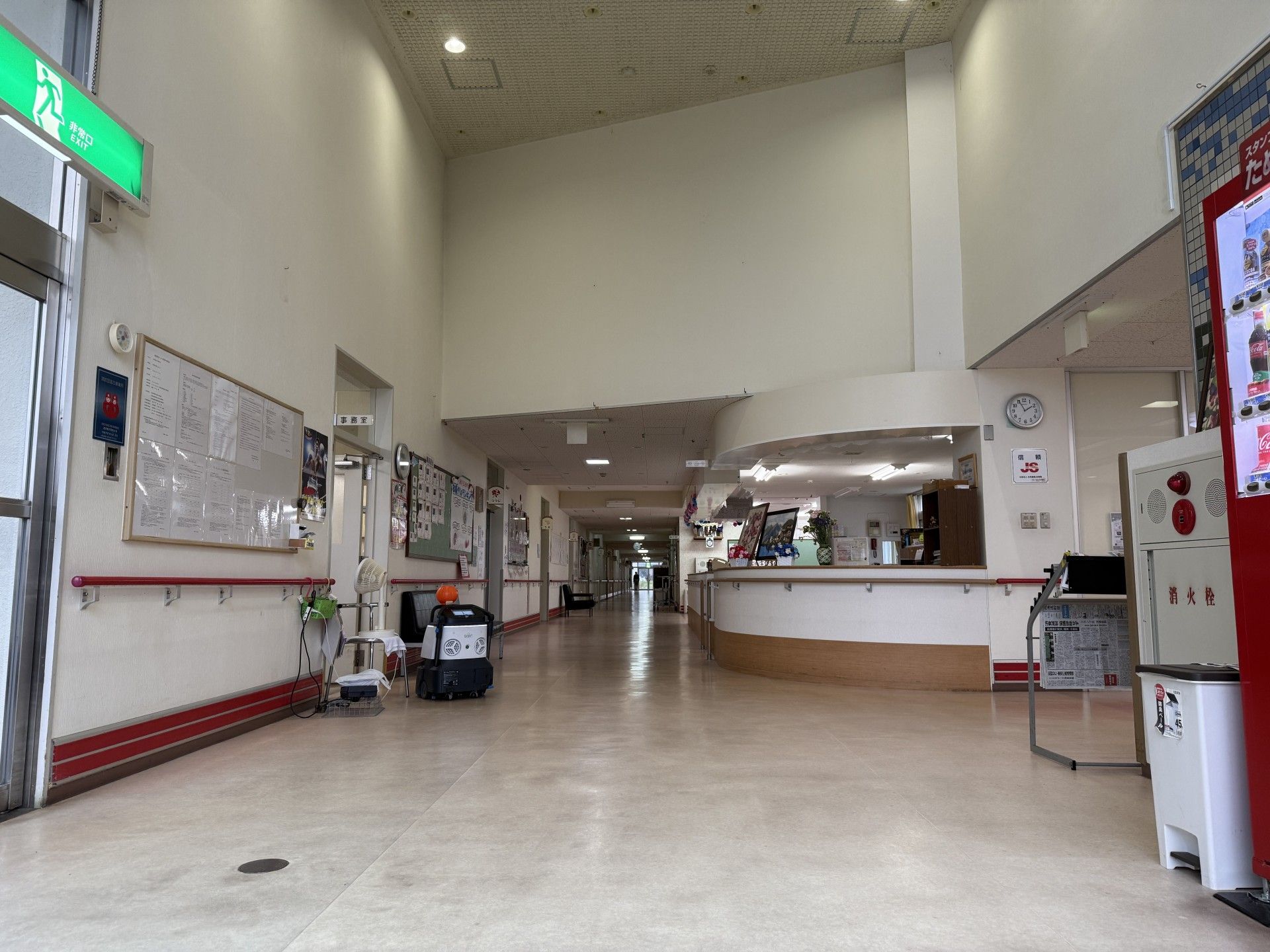 広い廊下と受付