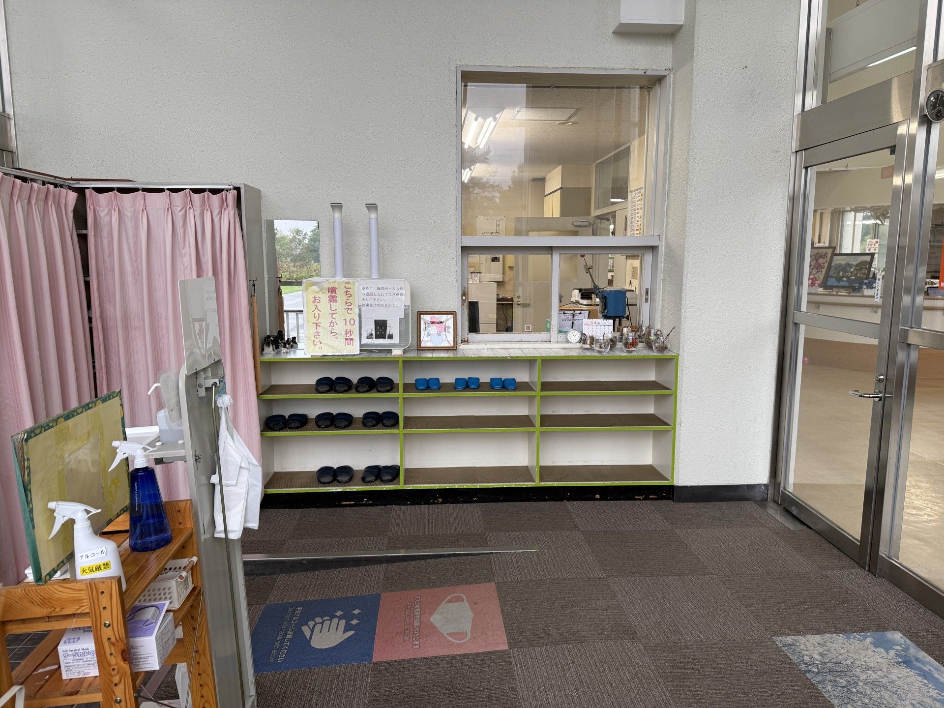 入口の靴棚と受付