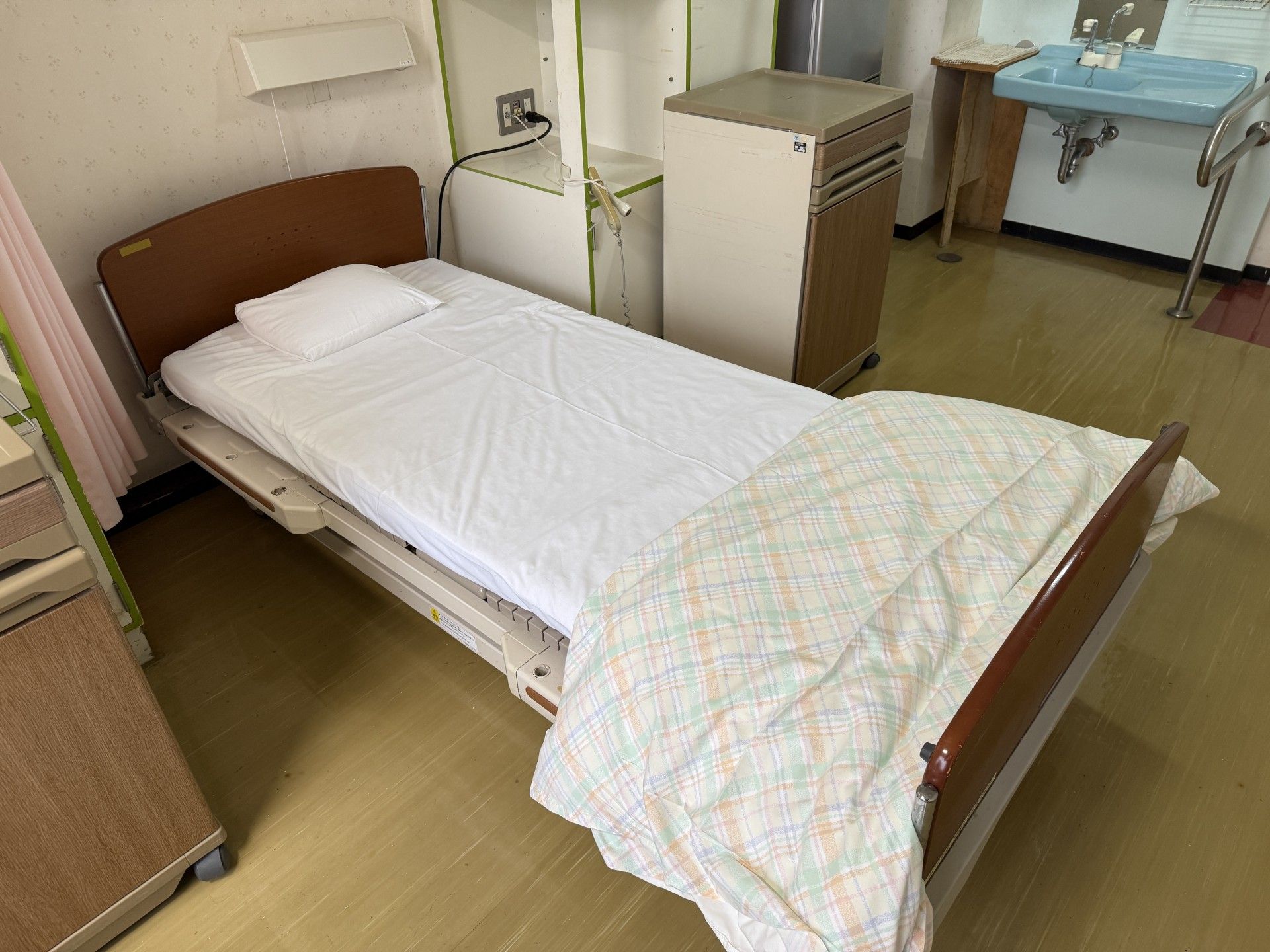 清潔なベッドと洗面台