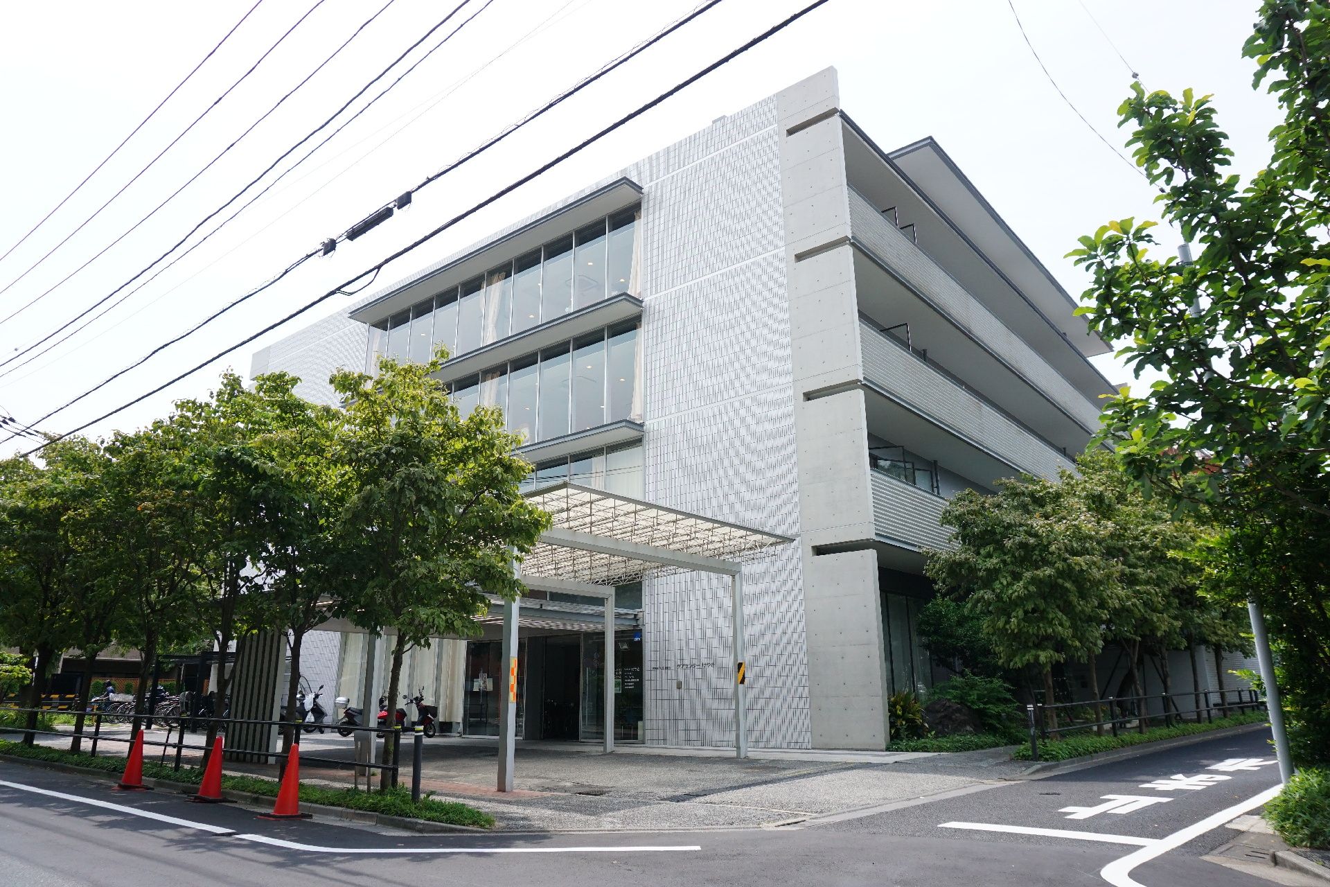 高級マンションのような形をしている介護施設の外観