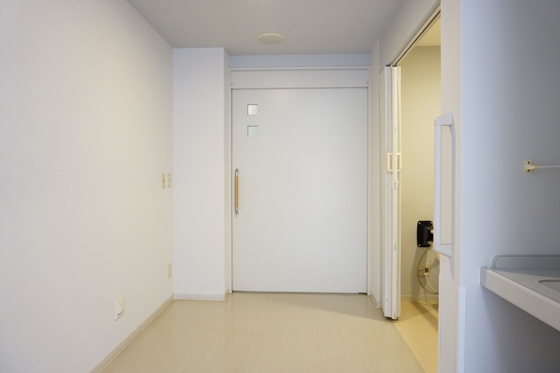 通路に段差が無く、出入口のドアが引き戸になっている居室