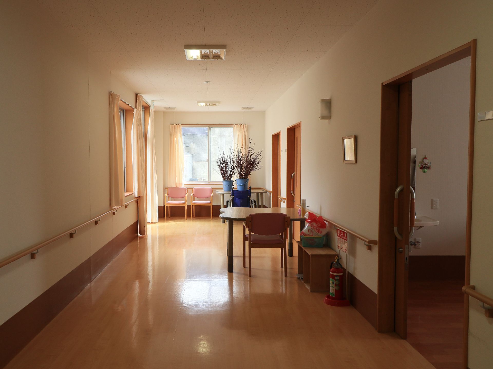 つき当たったところに窓があり、陽光で明るく照らされた廊下