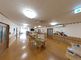 広々とした明るい廊下