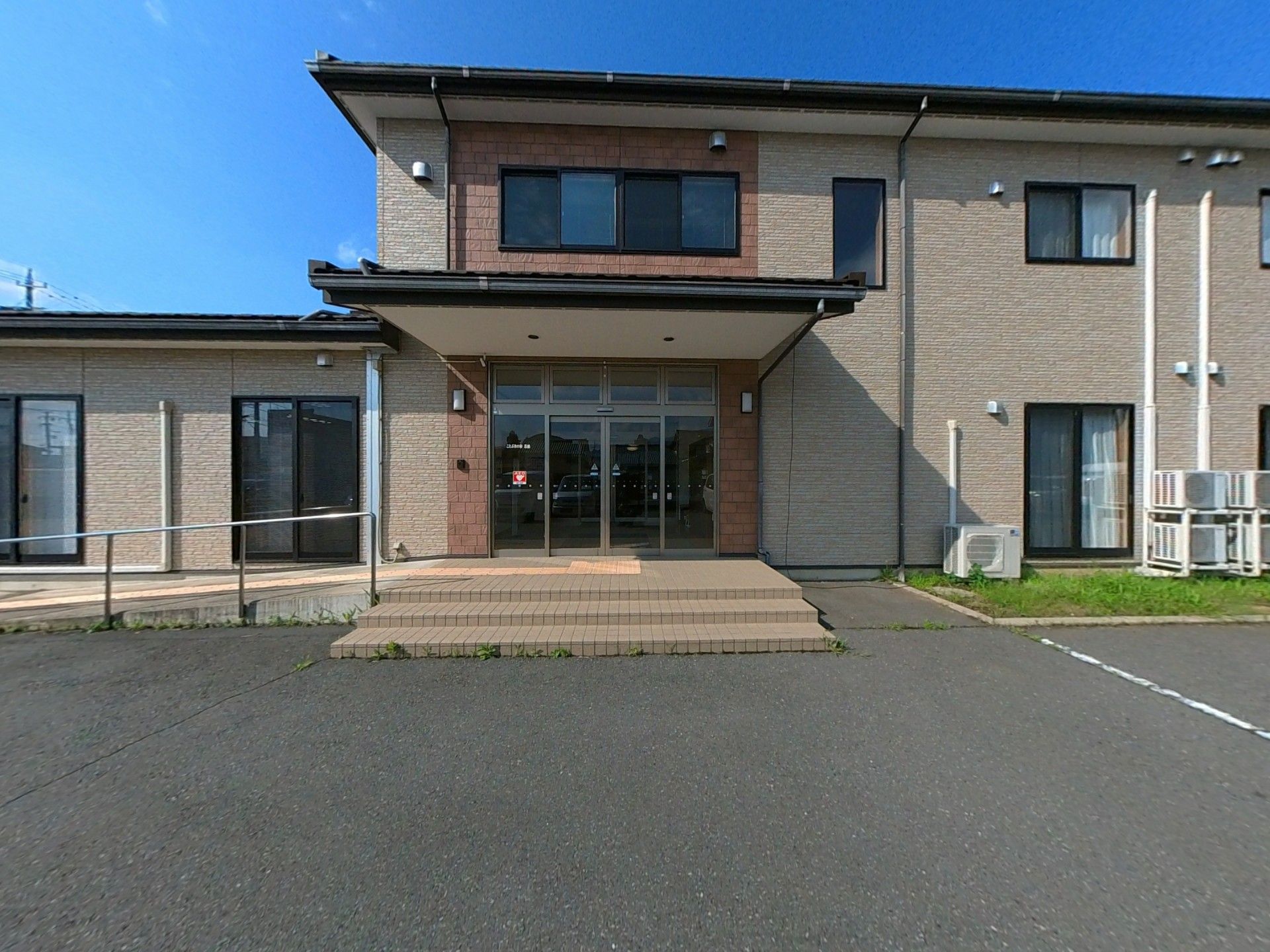 広い玄関の建物外観