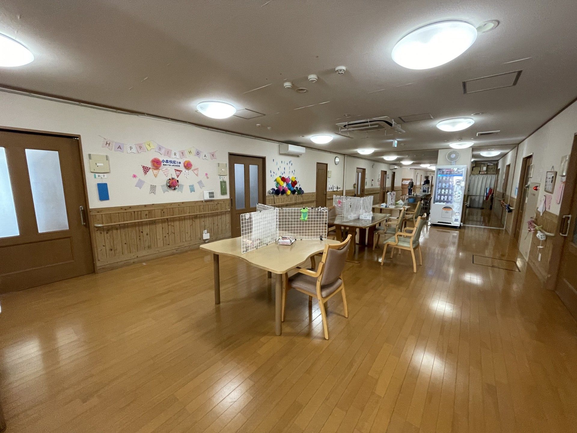 明るい廊下とテーブル