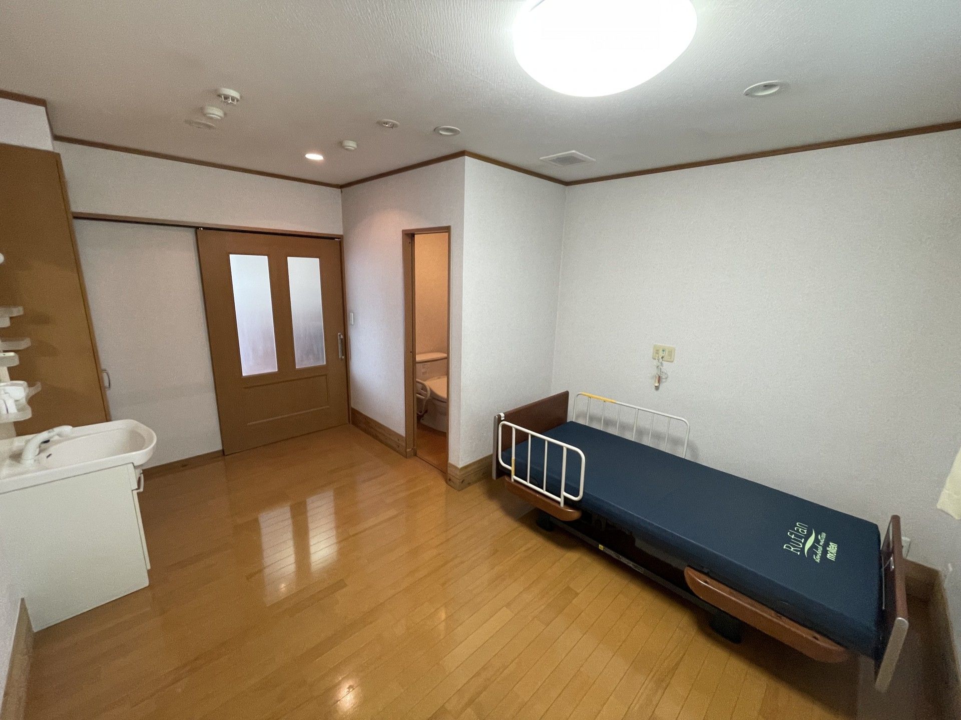 シンプルな個室の様子