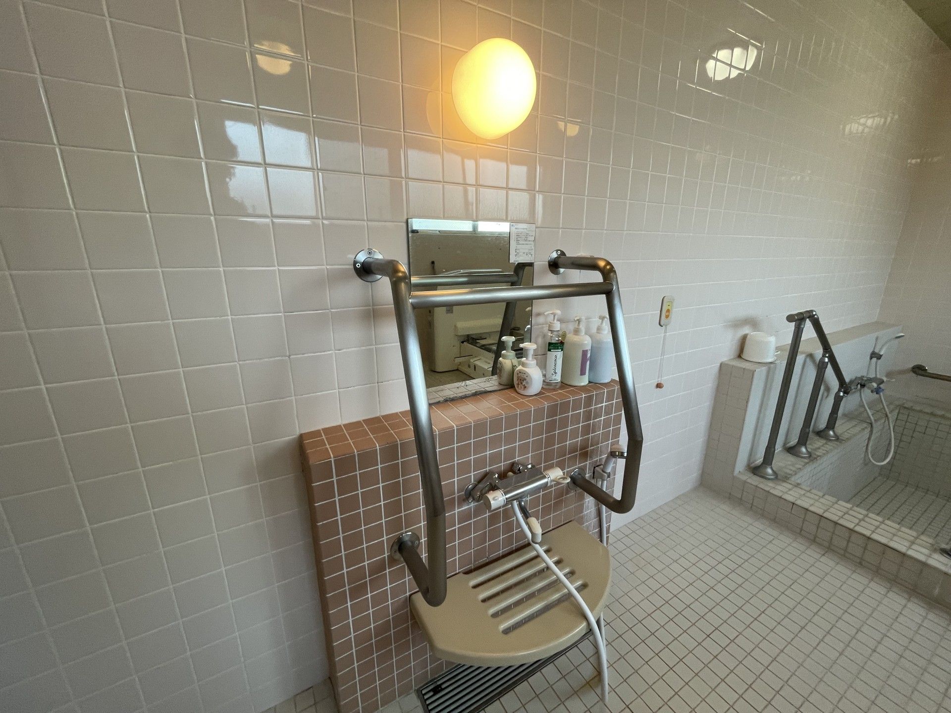 手すり付きの洗面台