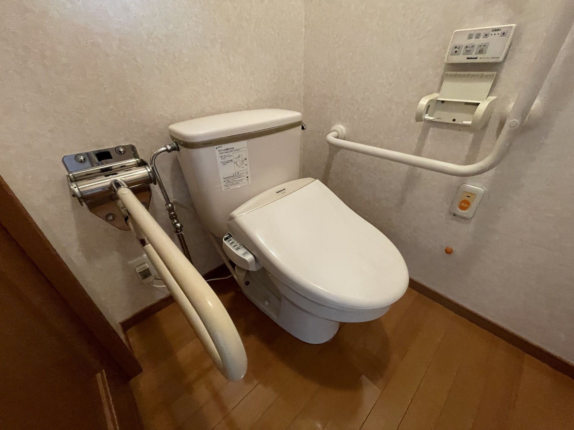 手すり付きのトイレ