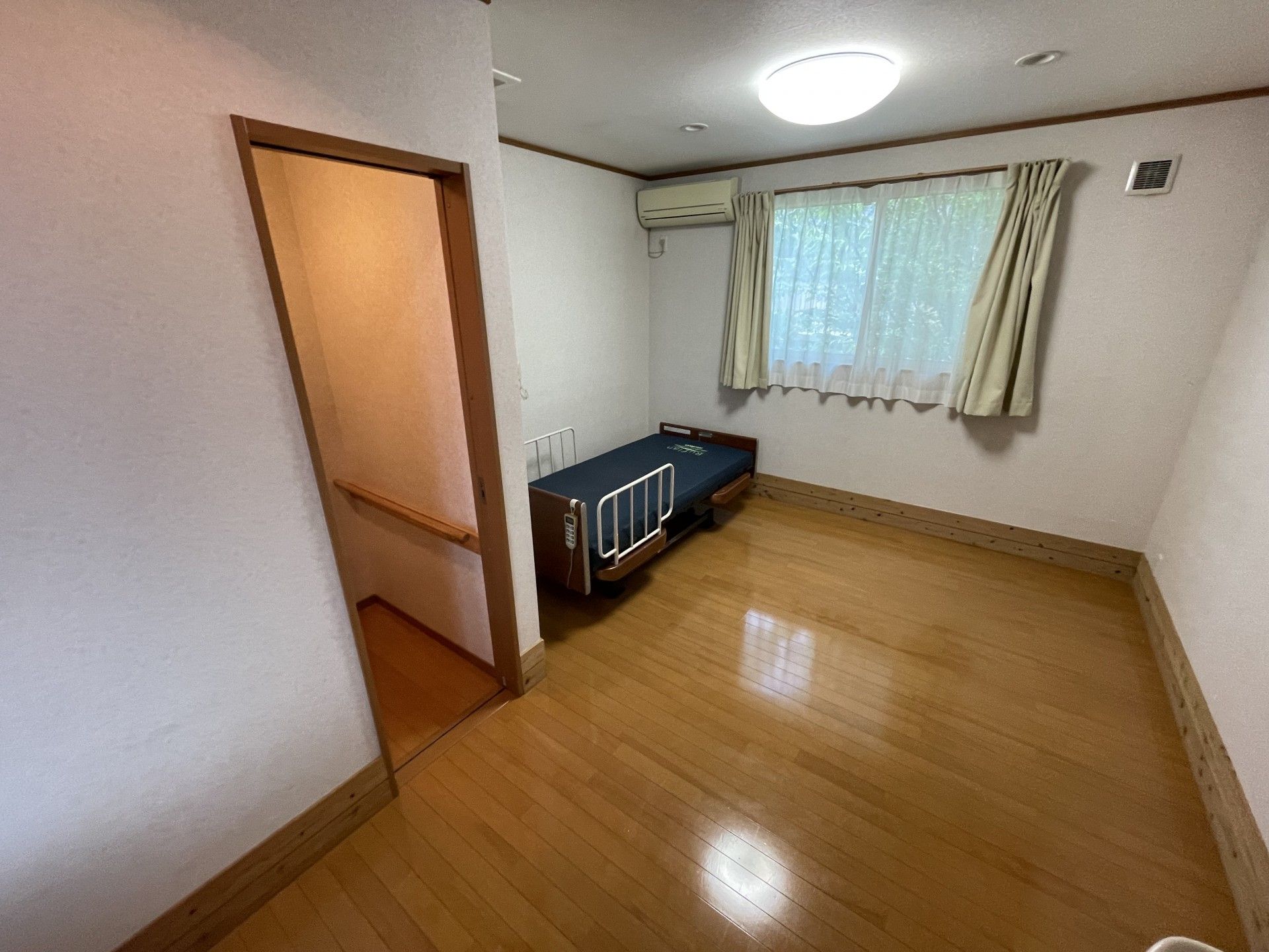 窓際のベッドと手すりの部屋