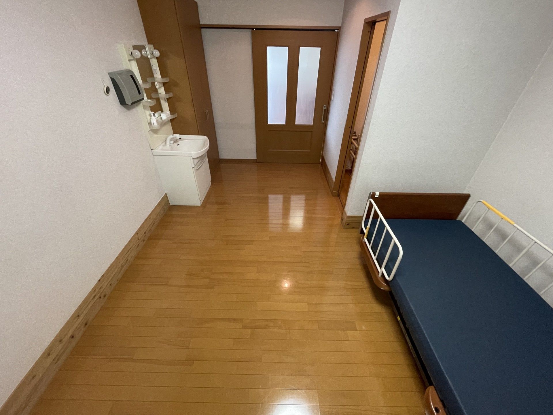 シンプルな個室の様子