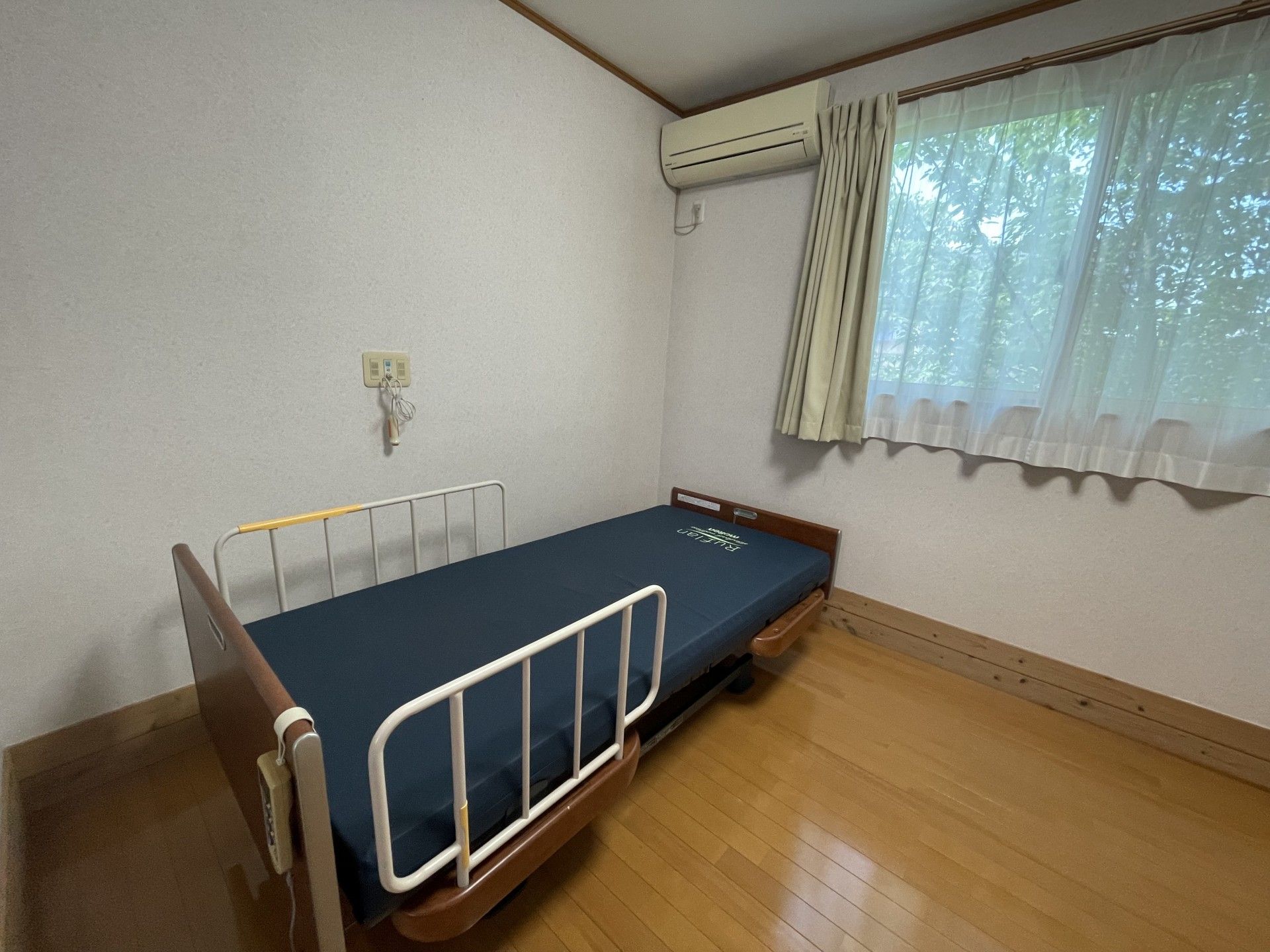 シンプルなベッドの部屋