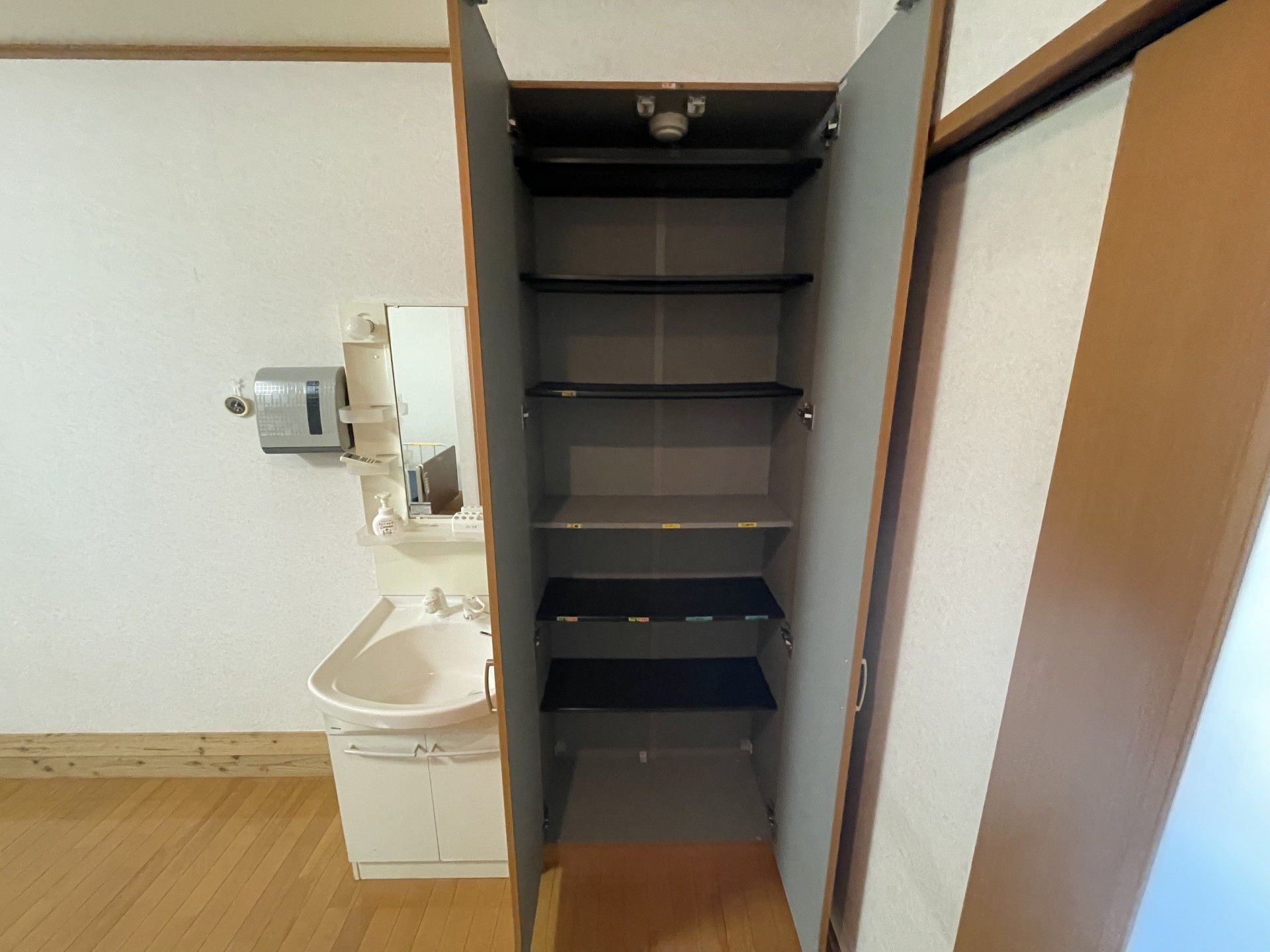 洗面台と収納棚