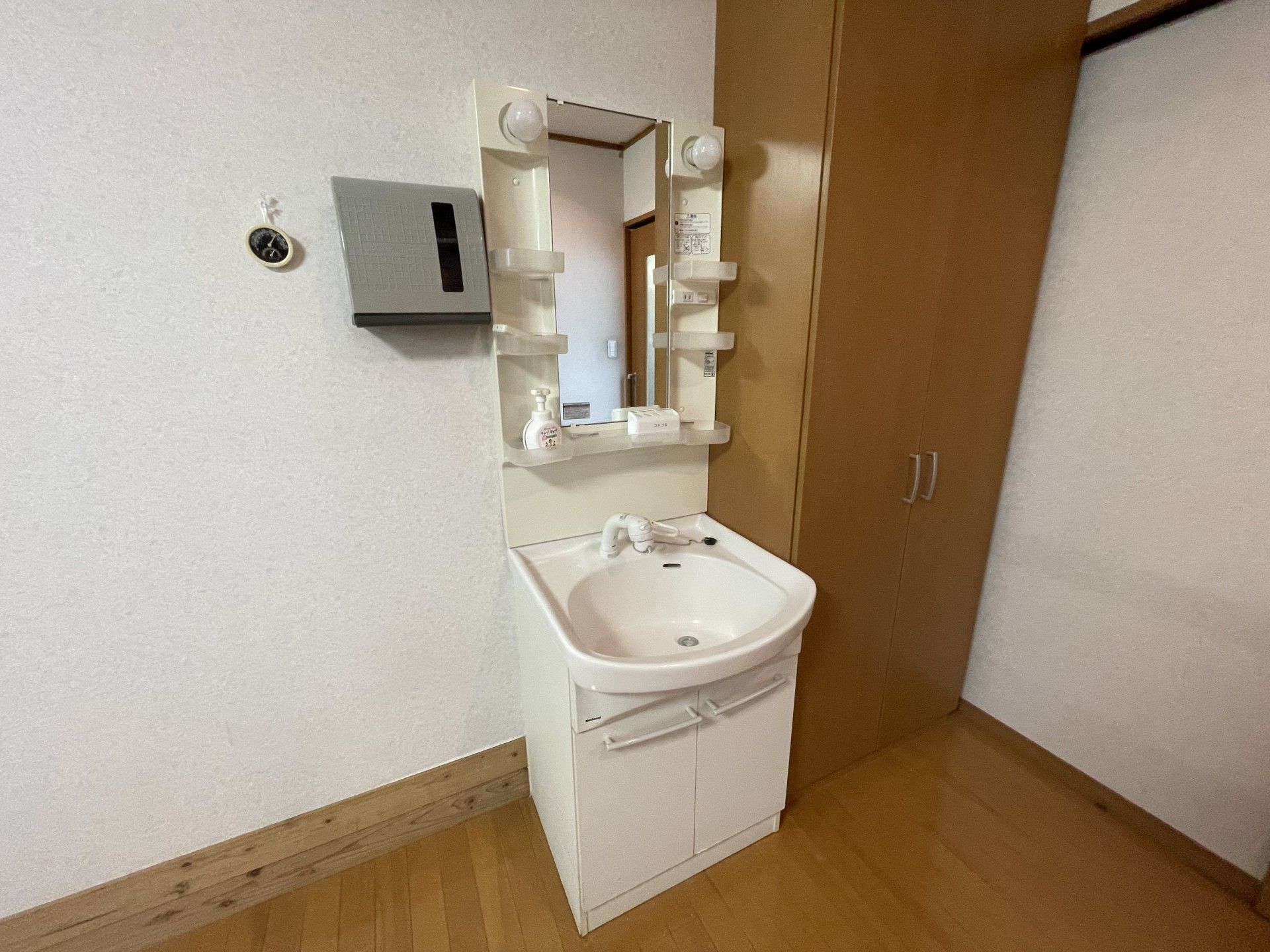 洗面台と収納棚
