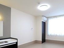 シンプルな居室には大きな窓が付き、壁には緊急通報装置が付いている。