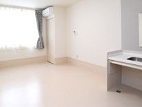 大きな窓にはレースカーテンがつけられていて、明るい。洗面所もある。