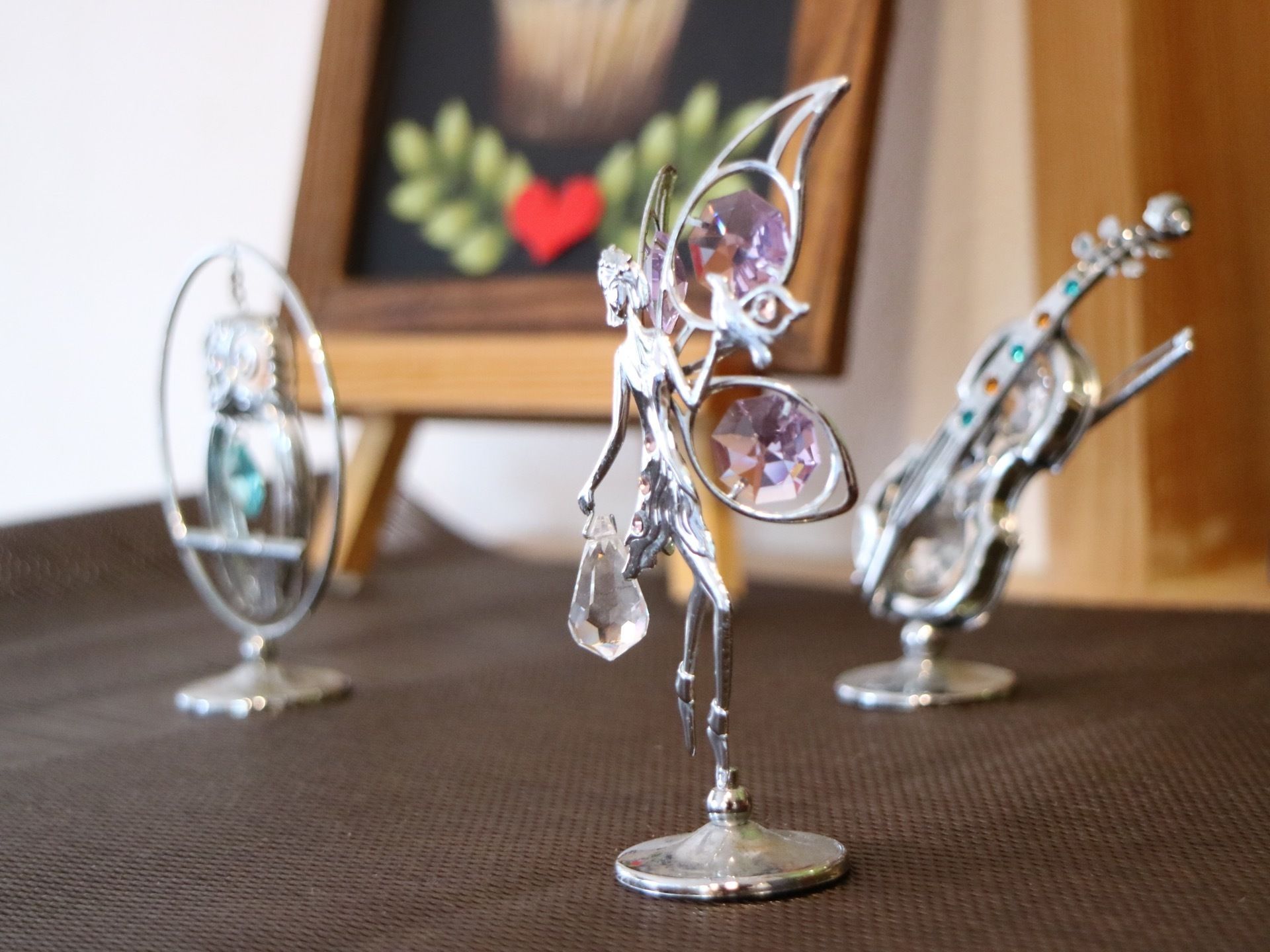 施設内には絵画や置物などを置いて、華やかで高級感のある佇まいにしている。メタリックの置物にはクリスタルが輝き、シックな内装と合っている。