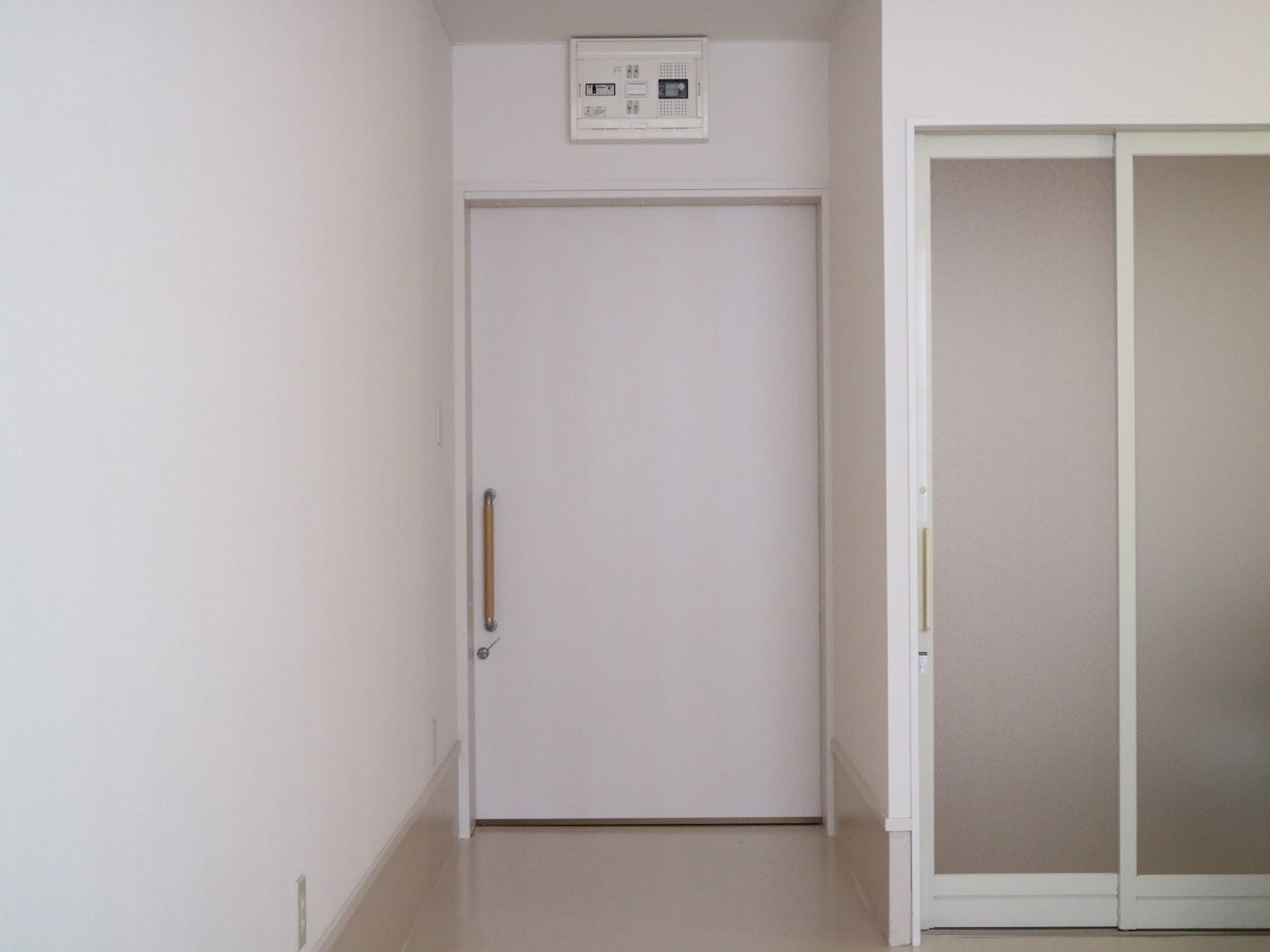 居室内は白い内装で統一され、清潔感がある。ドアは引き戸が採用されているので、力を使わずに簡単に開閉ができる。