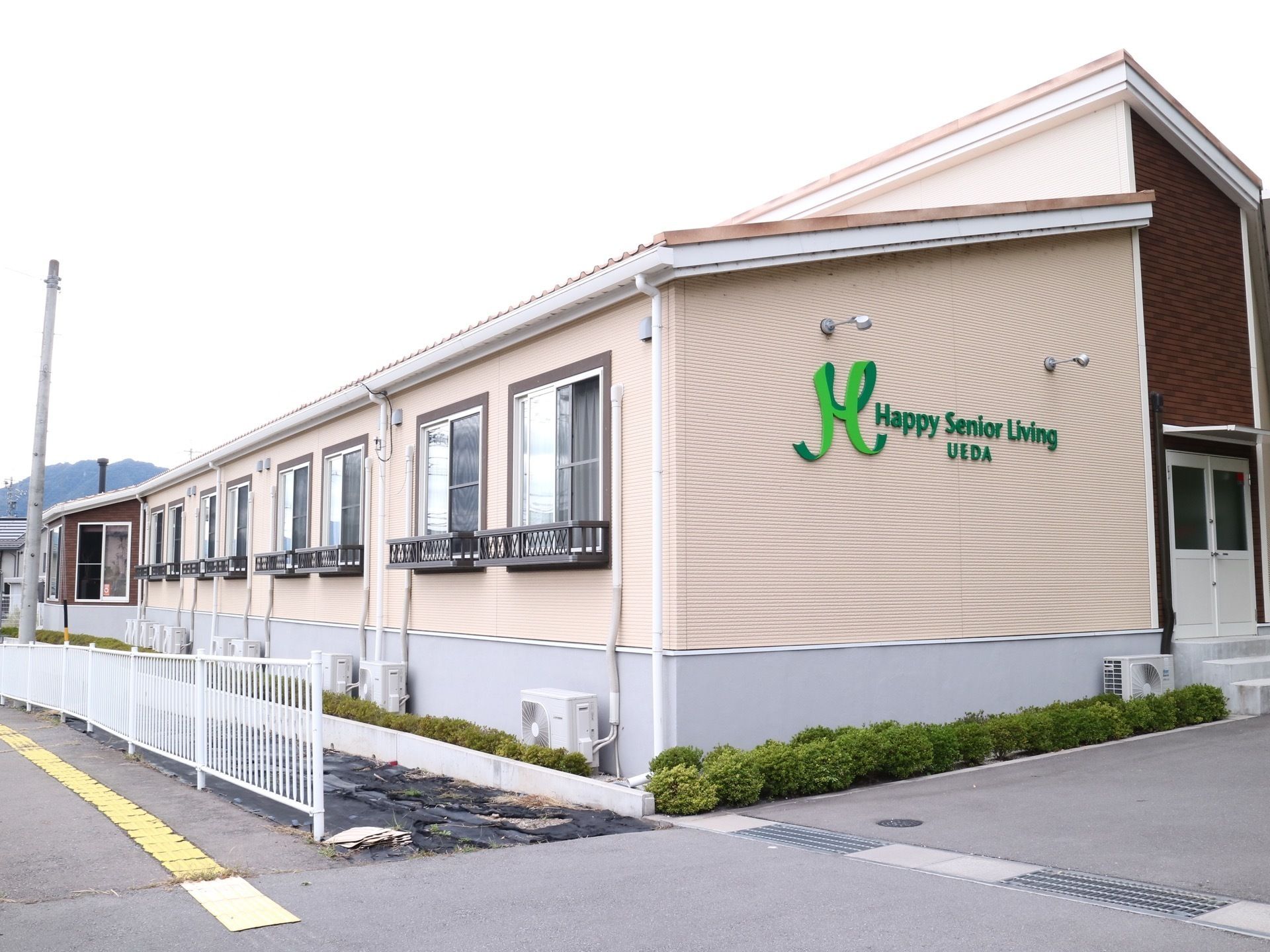 可愛らしいピンク色を基調とした外観で、外国の建物を彷彿とさせる建物。平屋建てになっていて、広い敷地を有している。