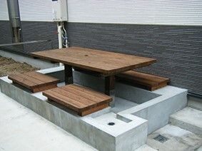コンクリートで作られた足湯スペースには木製のベンチやテーブルが設置されている。