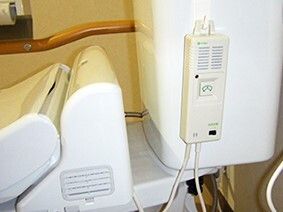 白いトランシーバーのようなフォルムの緊急通報装置が設置されている。緑のマークを押すようになっている。