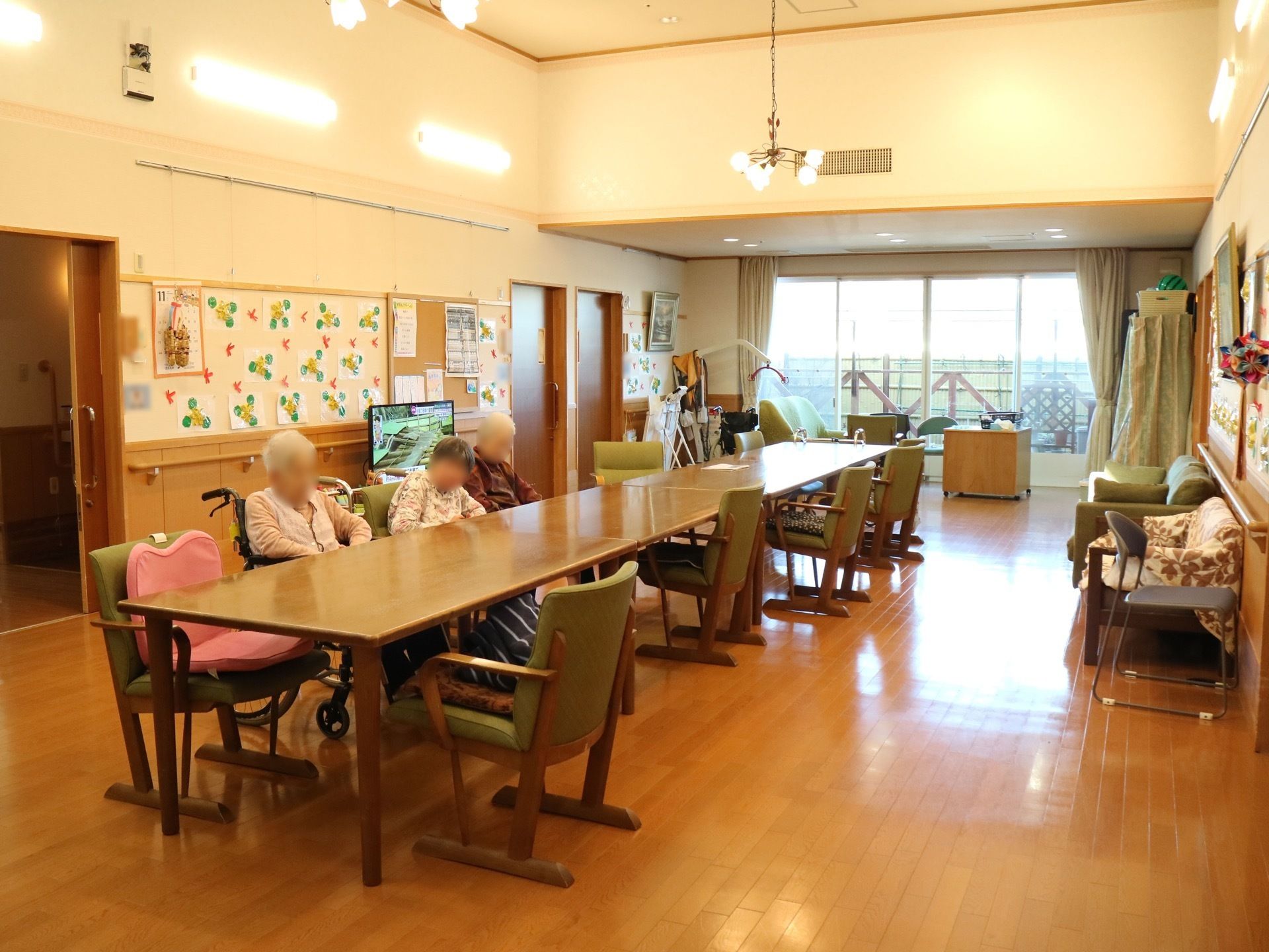 食堂は室内の中央に、テーブルが縦に並べてられている。入居者様が一堂に集まって、賑やかに食事を取れるようになっている。
