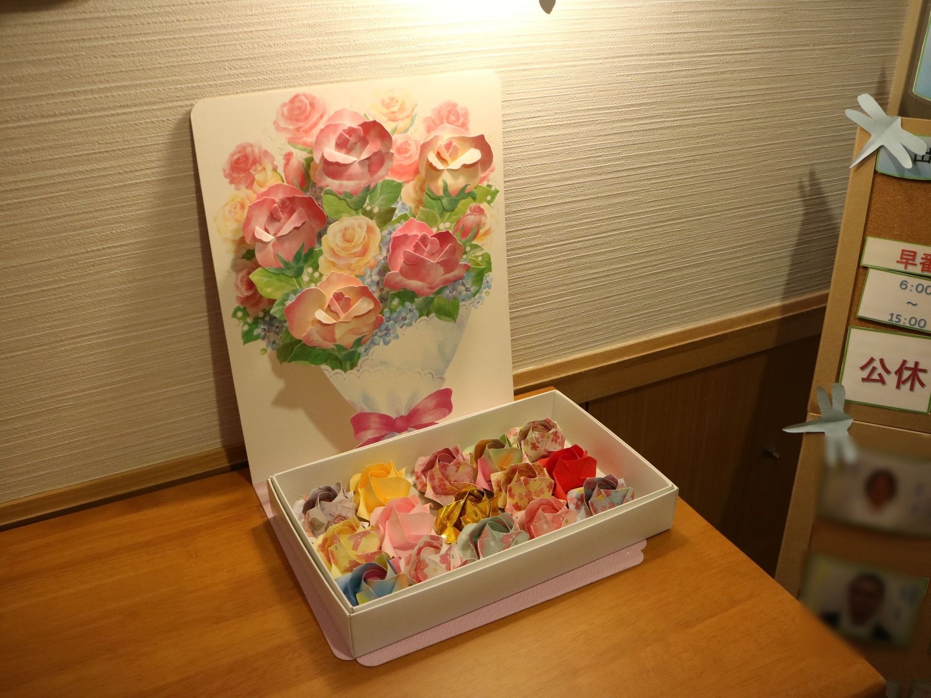 紙製の花束と、たくさんのバラの花をかたどった装飾がチェストに飾られている。さりげなく可愛らしいので、温かみのある内装ともマッチしている。