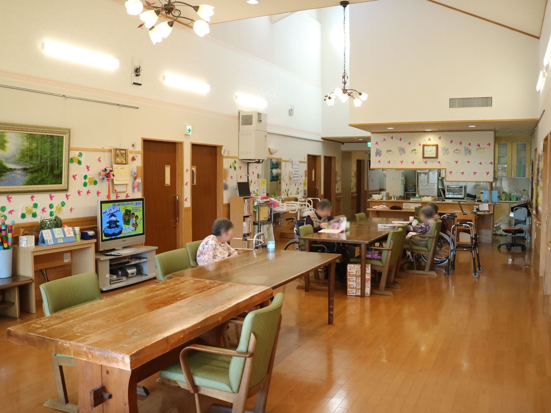 食堂は白い壁一面に、折り紙で作った装飾を施している。部屋全体が明るく家庭的で、リラックスして過ごせる。