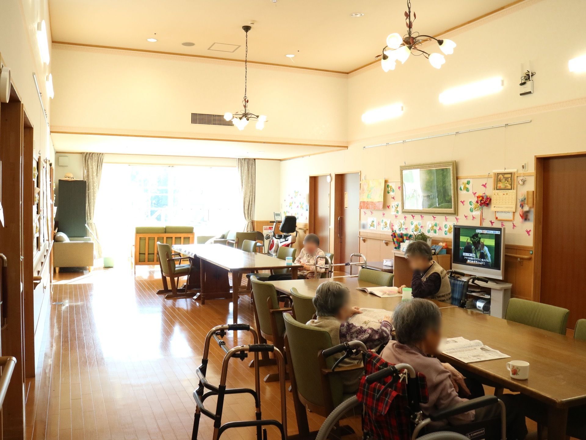 食堂はおしゃれな形状の照明が、天井から吊り下げてある。壁付けにもたくさんの照明が設置され、1日中明るく居心地の良い空間になっている。