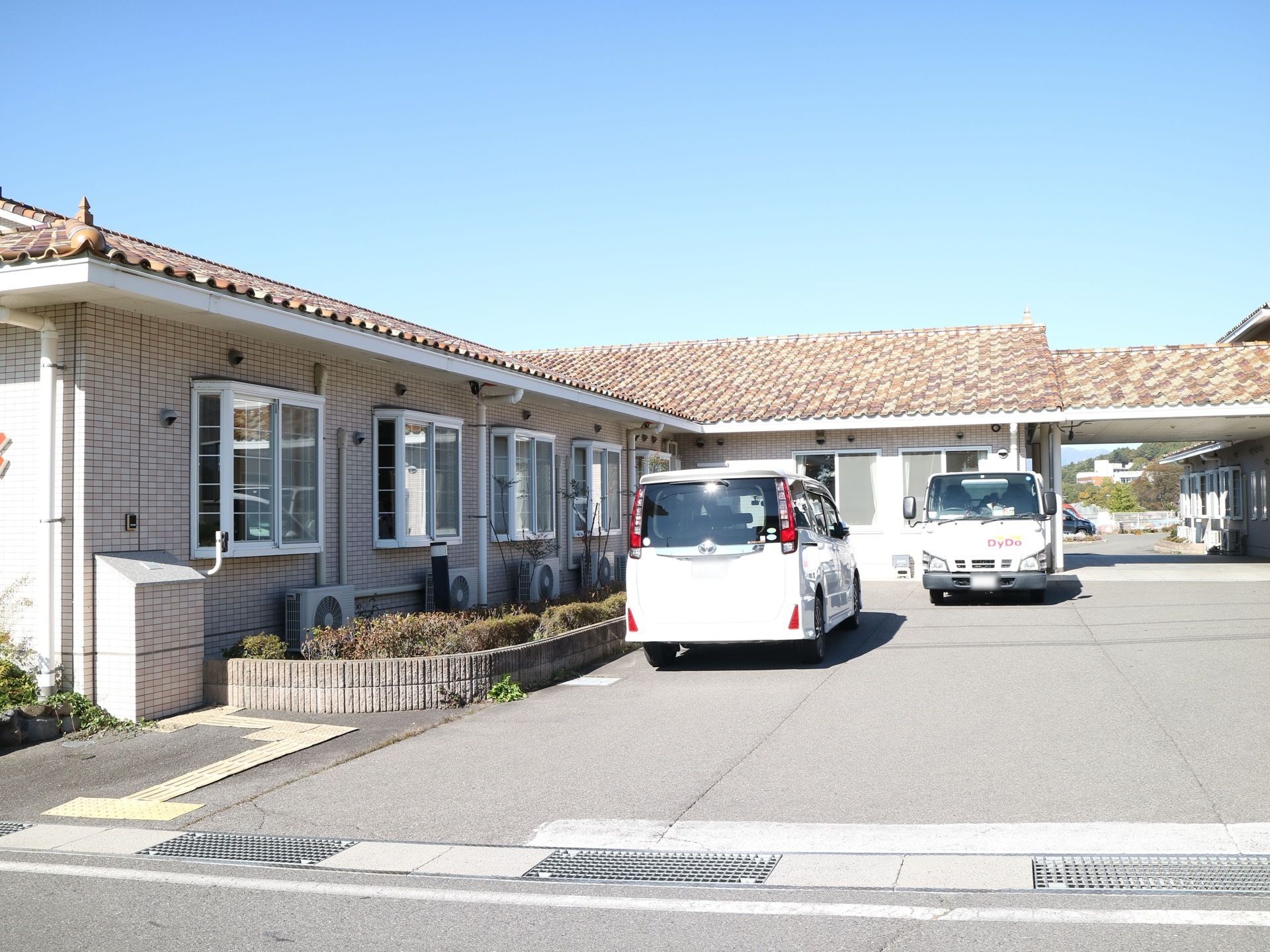 敷地内は、道路もすべてきれいに整備され、段差のないバリアフリーになっている。建物の屋根は外国風で、おしゃれな造り。