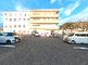 広々とした駐車場の外観