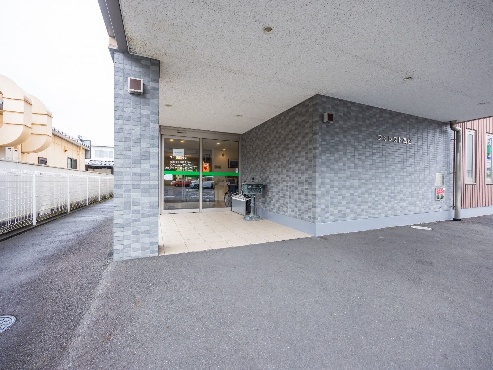 入り口が広い施設の外観
