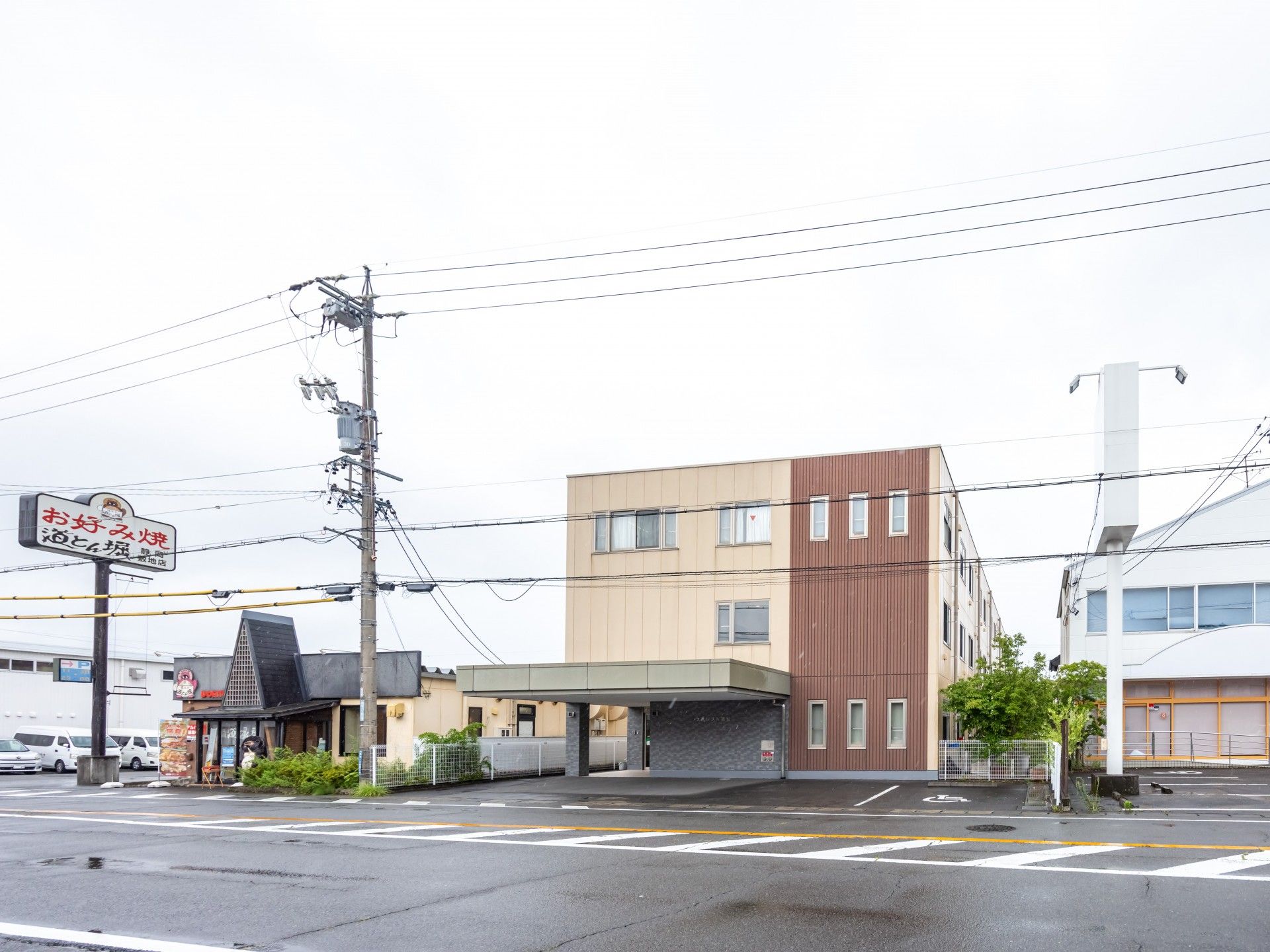 街中の建物外観