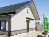 緑の看板が目印の建物
