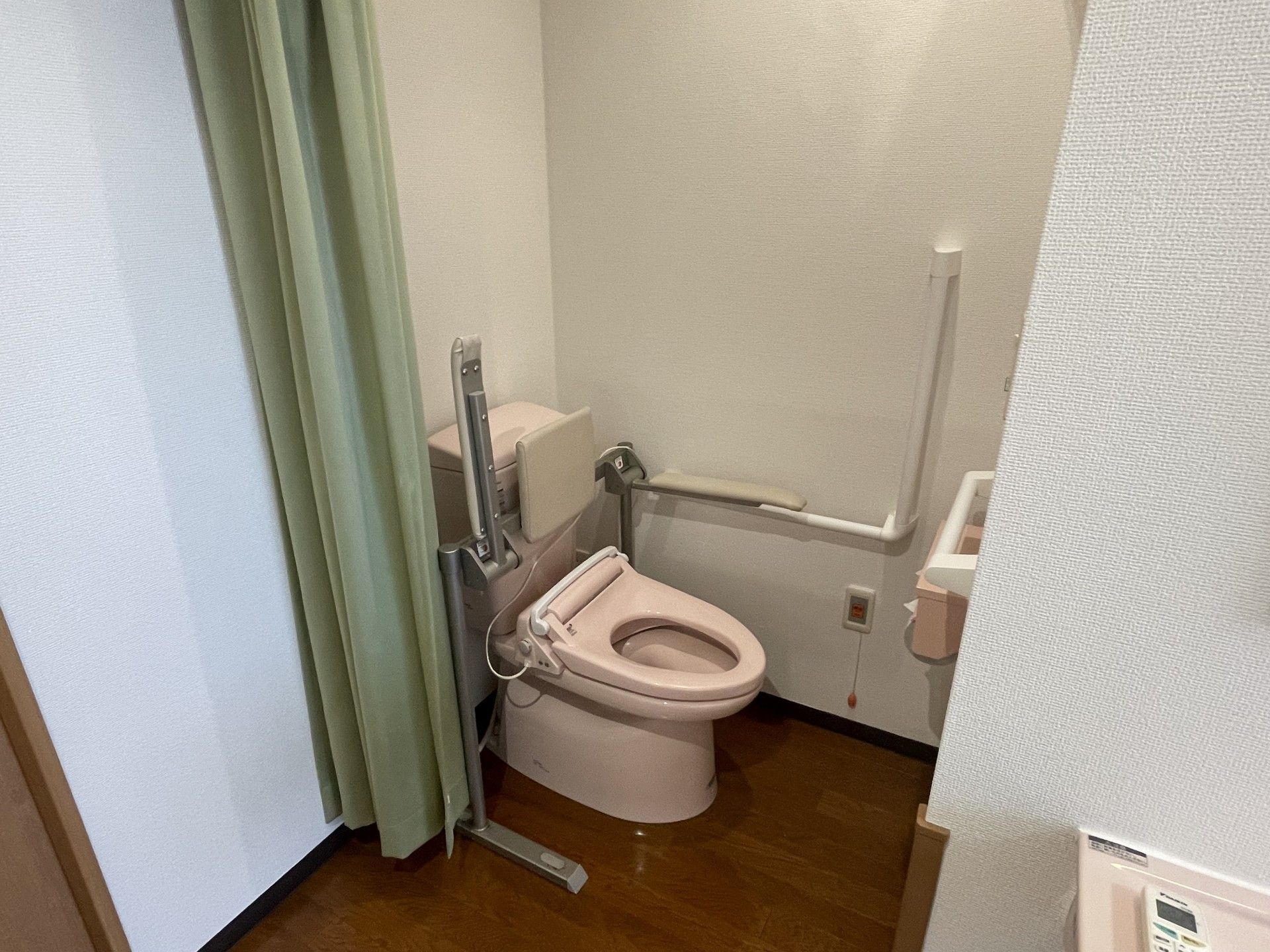 可動式の手すりが後付けされているトイレ
