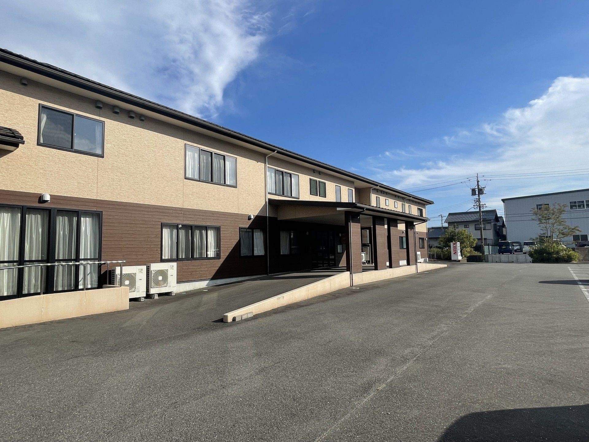 2階建ての横に広い建物