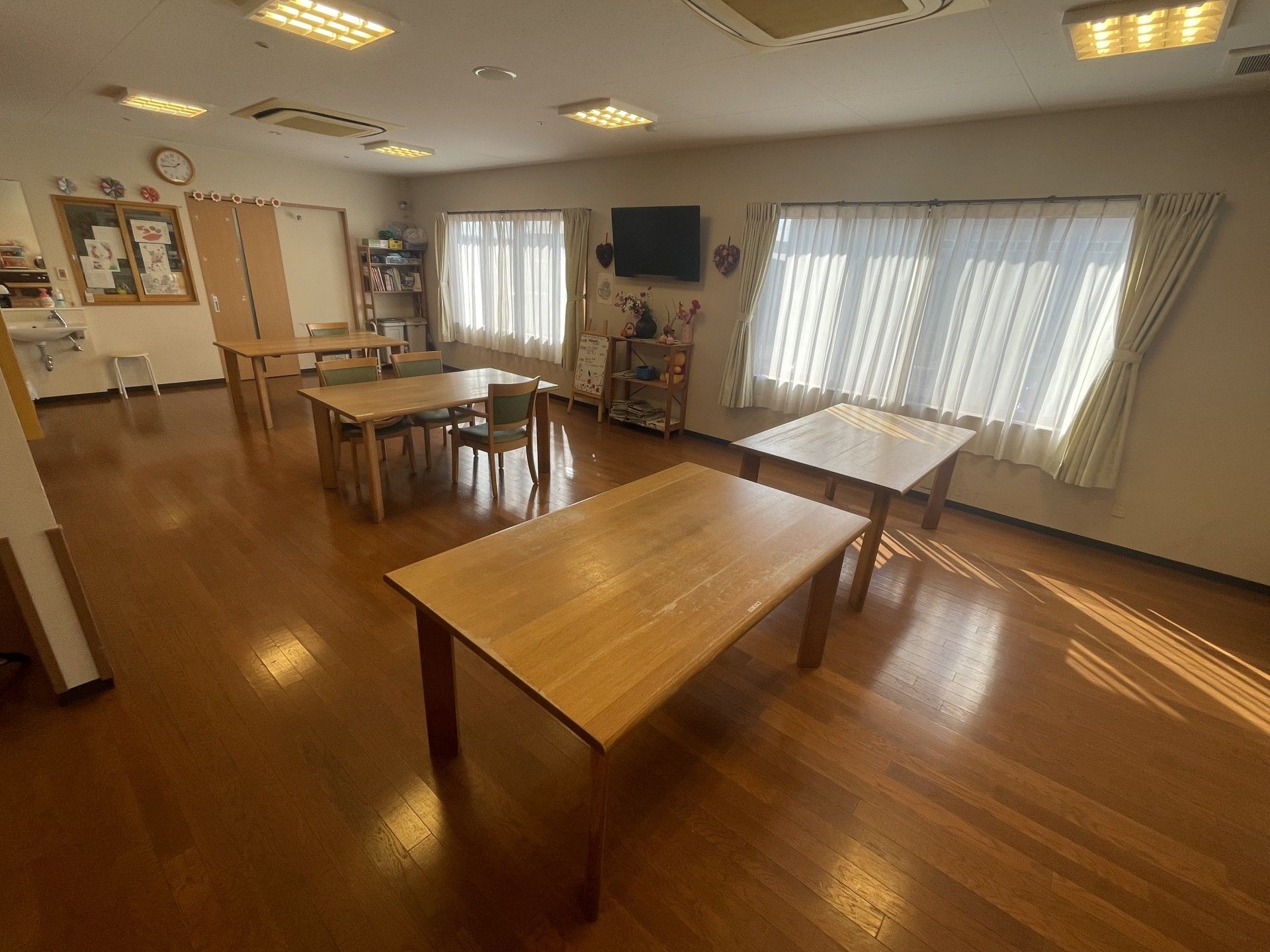 木庭のテーブルが3つ置かれている