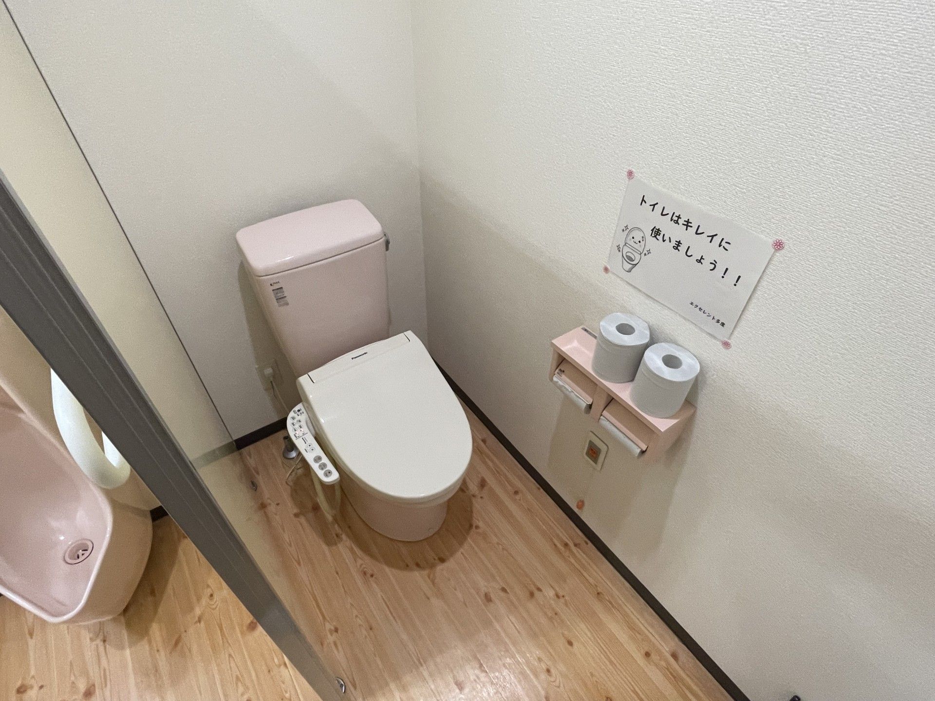 個室と男性用トイレが並ぶお手洗い